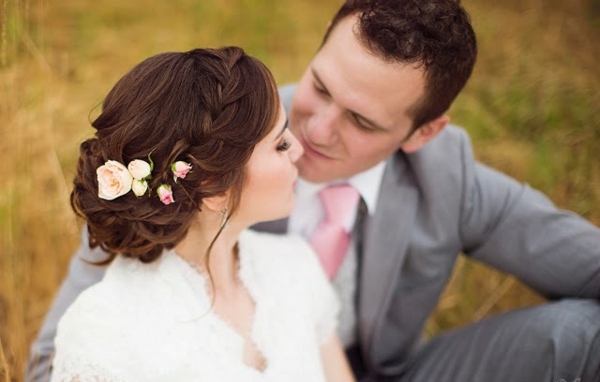 frische-Blumen-Dutt-Braut-Bräutigam-Anzug