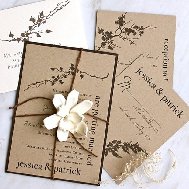 Hochzeit Deko braunes Papier weiße Blumen Bindfaden