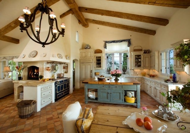 Einrichten-Landhausküchen-im-toskanischen-Stil-Marmor-Arbeitsplatten-Kronleuchter-Schmiedeeisen