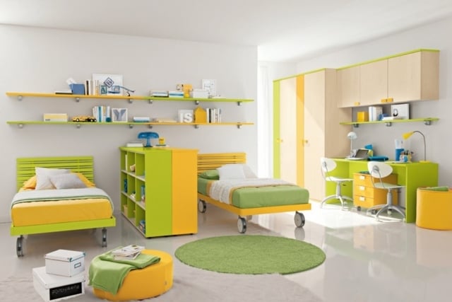 Einrichtung-Jugendzimmer-Betten-auf-Rädern-Komode-Regalen-Apfelgrün-leuchtend-Gelb
