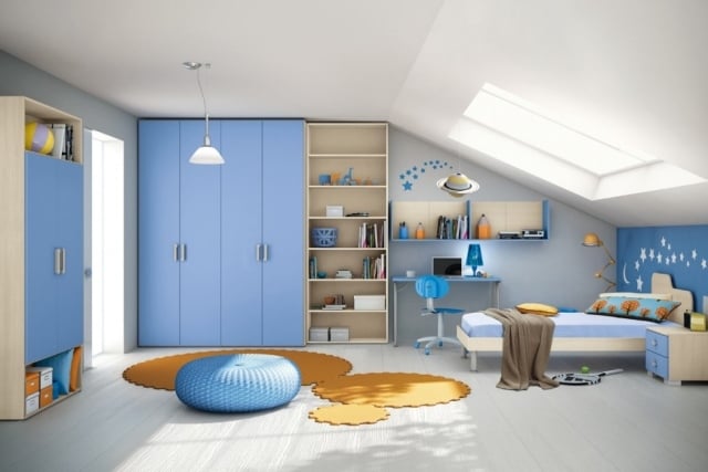 Einrichtung-Jungenzimmer-dachschräge-Blauer-schrank-Boden-Kissen-teppich-design