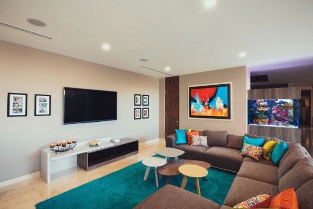 Einrichtungsideen-für-Wohnzimmer-gekonnter-Farbmix-wohnliche-textilien