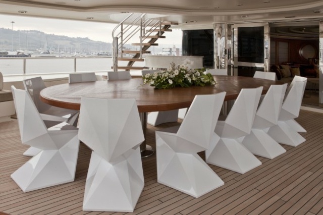 Essplatz Yacht Luxus pur Leben weiße Kunststoff Stühle Holz Terrasse
