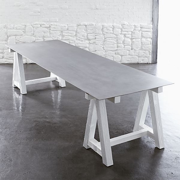 Esstisch-massive-Holzbeine-weiß-anstrich-dünne-Tischplatte-grau-paola-navone-design