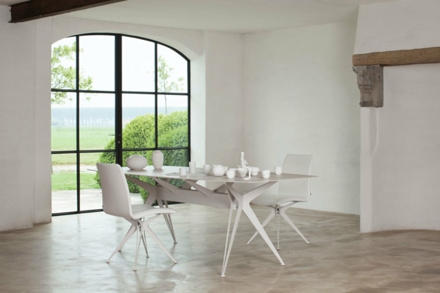 Esszimmer puristisch einrichten Stühle weiß Tisch weiß Holzplatte Eisenbeine