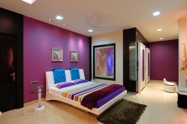 Schlafzimmer Wandfarbe Akzent Bettdecke bunt