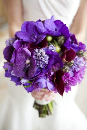 Farbgestaltung Hochzeitsfeier Deko mit Blumen Brautstrauß-Lila Orchideen