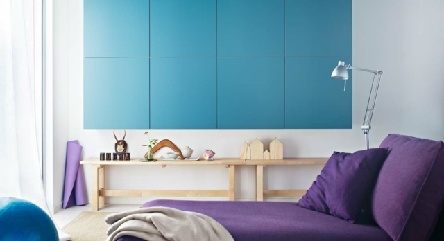 Schlafzimmer blaue Wand lila Bettdecke Eichenholz Möbel