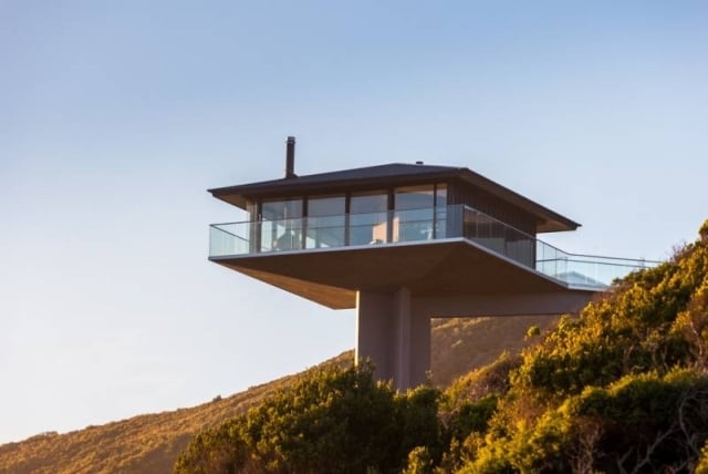 Ferienhaus-mit-Ozeanblick-Hochlage-Balkone-Glasgeländer-modern