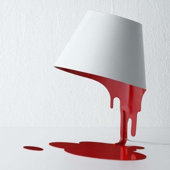 weiße-Tischlampe-rote-Wandfarbe