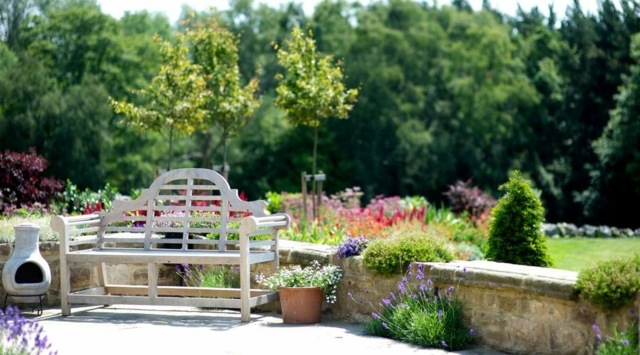 Garten Gestaltung und Pflege schöner-Garten-Blumenbeete-Bäume-Sommer