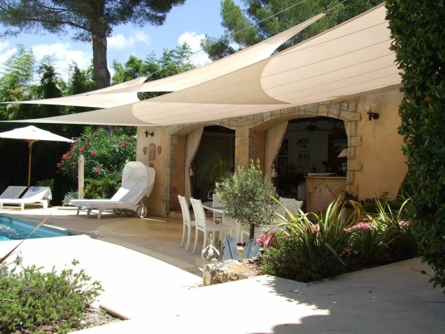 Garten mediterran Stil Sonnensegel Sichtschutz Haus Fassade Betonplatten