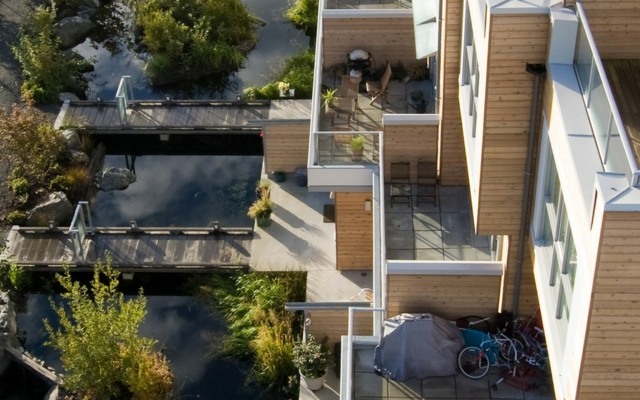 Wohngebäude Balkons schöner Blick Wasserpflanzen