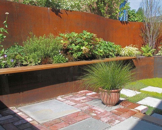 Gartenweg rote Pflastersteine weiß graue große Betonplatten Pflanzkübel