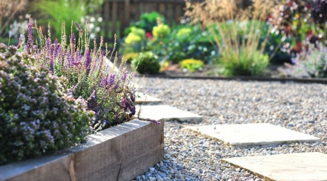 Gartenwege-anlegen-Kies-Betonplatten-Hochbeeten-Garten-Gestaltung