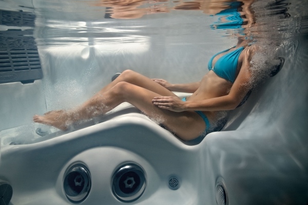 Hydromassagen-Frau-entspannen-Wasserdruck
