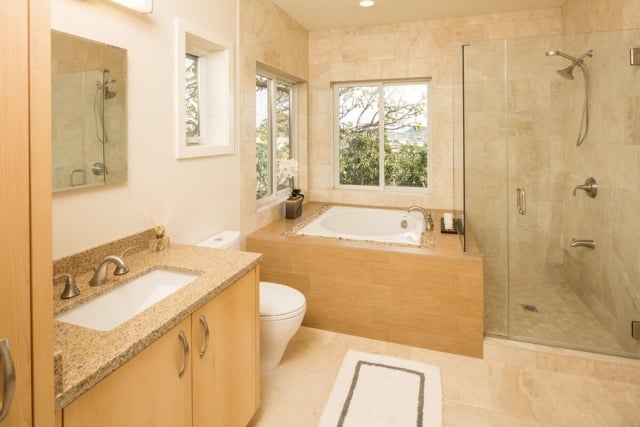 Gestaltung-Badezimmer-naturfarben-hell-geräumig-japanisch-inspiriert-design