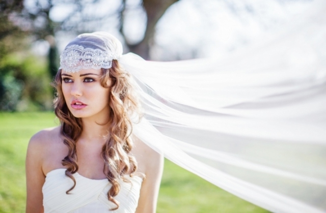 Haarschmuck-zur-Hochzeit-klassisch-langer-schleier-tüll-weiß-bridal-cap-gestrickt