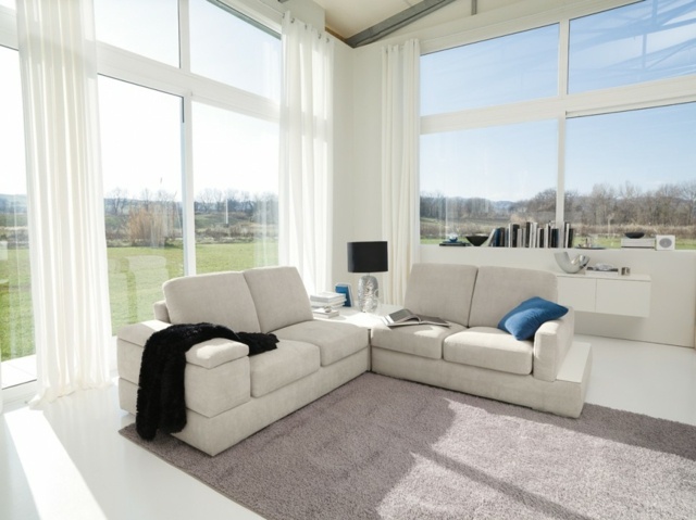Sofabereich-helle-große-Fenster-Teppichboden