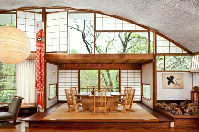 Haus modern japanisch einrichten Energie frei laufen Holztisch Papier Vorhänge