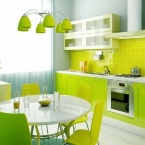Grüne-Plastikstühle-Orangensaft-Fließen-in-hellem-Grün-Küchenausstattung