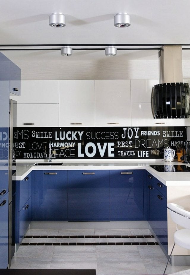 weiße Oberschränke blaue Unterschränke Glas Küchenrückwand 