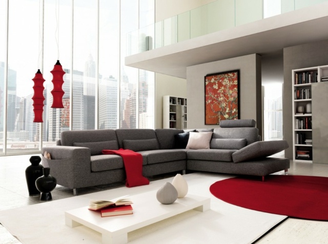 Wohnung-in-zwei-Stockwerken-roter-Teppich-modernes-Sofa