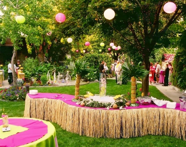 Hochzeit Tischdeko Palmen Früchten rosa Tischdecke Hawai inspiriertes Thema