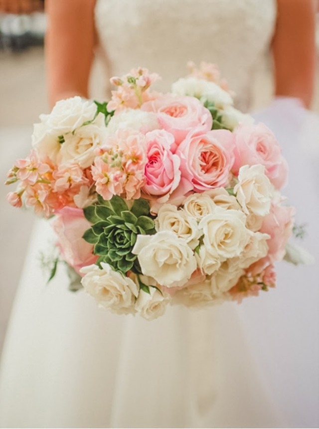 Hochzeit-Trends-Brautstrauß-Ideen-mit-romantischen-Blüten-grüne-Blätter-Kugelform