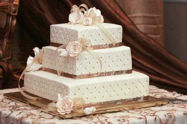 Hochzeit feiern Torte Deko Ideen Satinband Rosen essbare Zuckerperlen