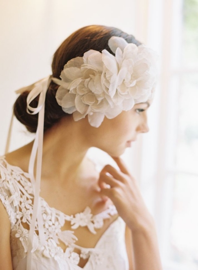 Hochzeitsfrisuren-aufpeppen-mit-Stoffblumen-Haarband-Ideen-Schmuck