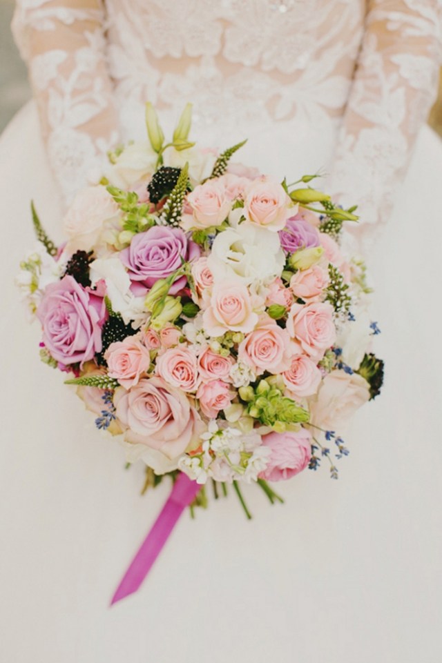 Hochzeitsstrauß-Rosen-Schmuck-für-die-Braut-Ideen-Blumen-für-Kugelförmiger-Brautstrauß