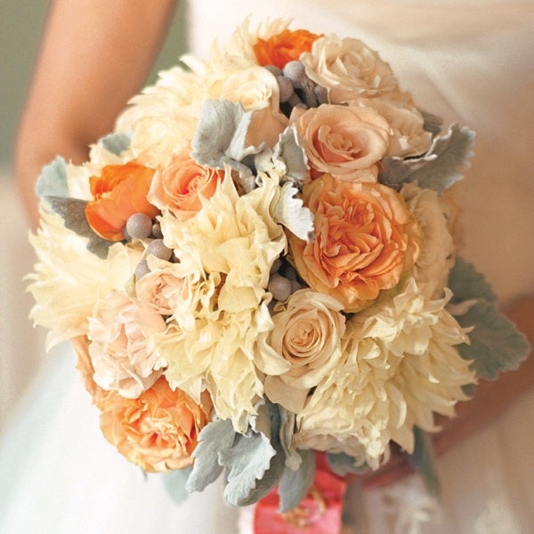 Hochzeitsstrauß-Rosen-pfingstrose-elegant-schöne-Farben-echte-blumen