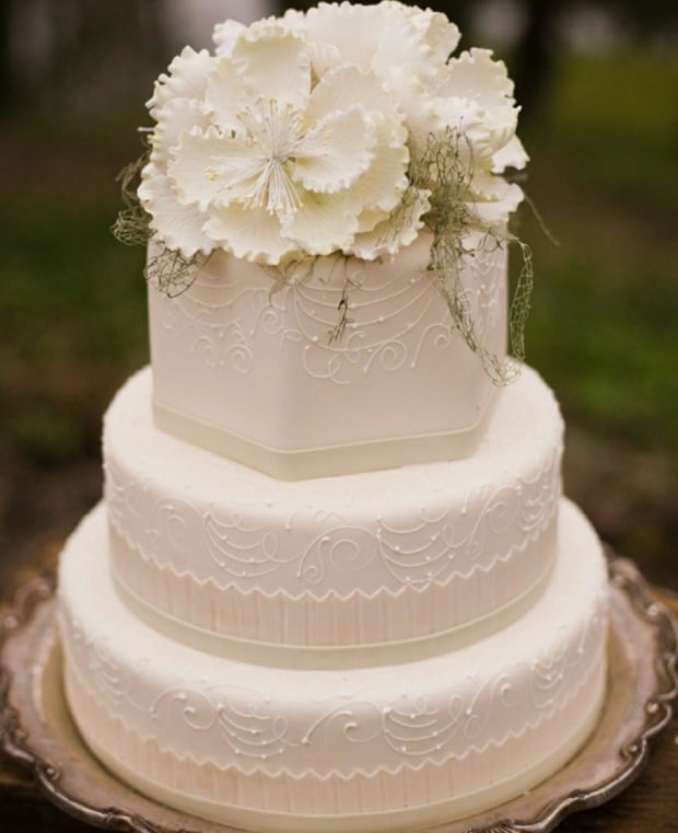 Hochzeitskuchen weiße Zuckerblumen graviert Band