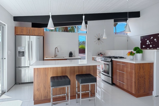 Einbauküche Raumgegebenheiten Kochinsel weiße Arbeitsplatte