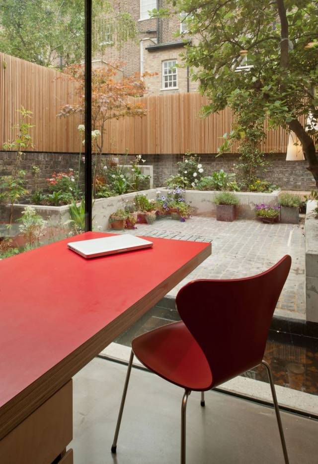 Home-Office-Esszimmertisch-im-Hausanbau-rot-massivholz-design-stuhl