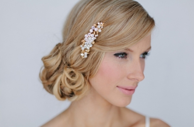 Ideen-Brautfrisuren-mit-Seitenscheitel-Kupfer-Haarbroschen-mit-Perlen-besetzt