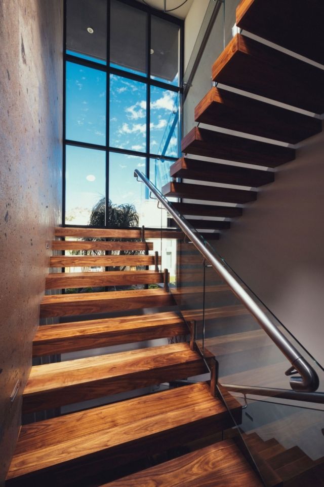 Innentreppe-design-massivholz-Stufen-transparente-Glas-Wangen