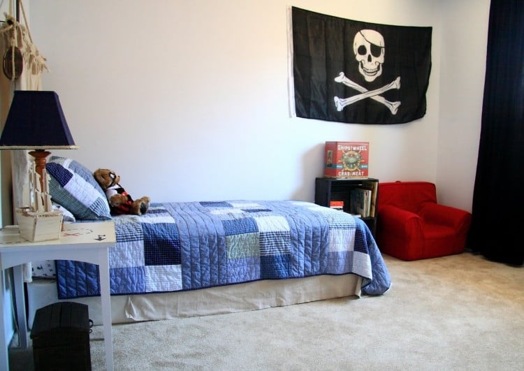 Jugendzimmer-gestalten-piraten-bettdecke-patchwork-blau-teppichboden-piratenfahne
