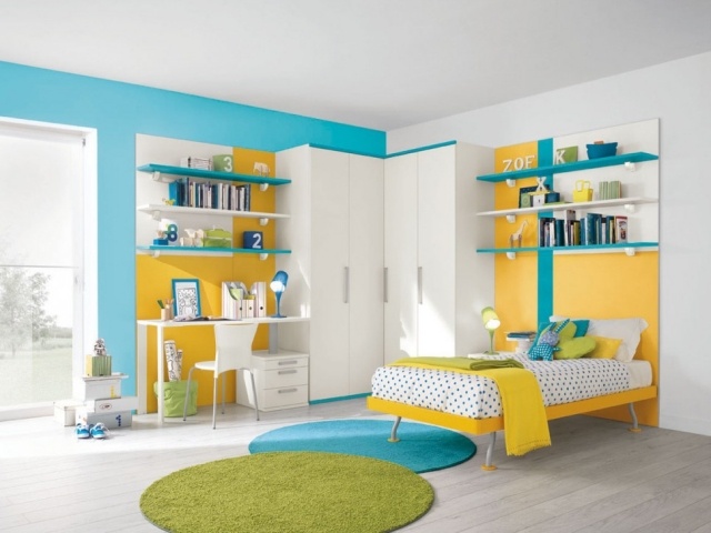 Jugendzimmer-laminat-boden-rundteppiche-grün-blau-einzelbett-drehtüren-schrank
