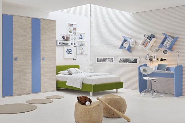 Jungenzimmer-Einrichten-Holzhocker-Design-grün-Polsterbett-blauer-Schreibtisch