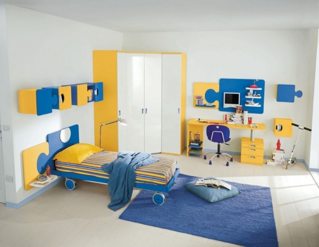 Jungenzimmer-gelb-blau-Puzzle-Motive-Eckkleiderschrank-weiße-Fronten