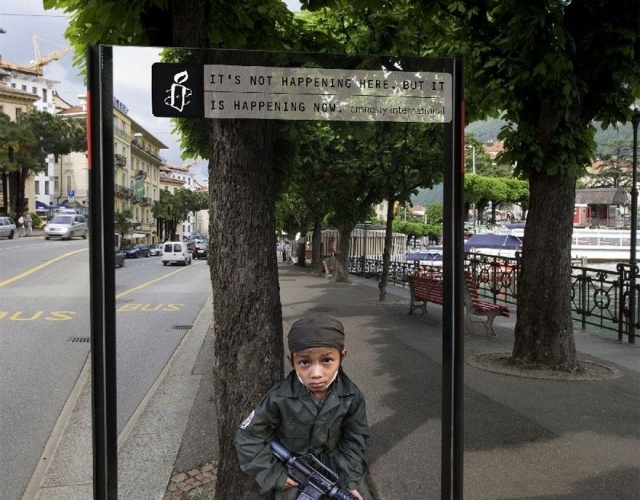 Straßen-Bilder-Kampagne-Kinder-und-Gewehr