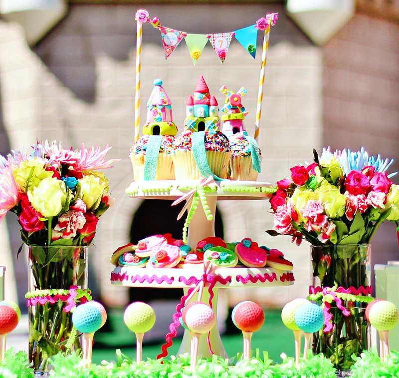 Kindergeburtstag-feiern-dekorieren-Torte-Minigolf-Thema