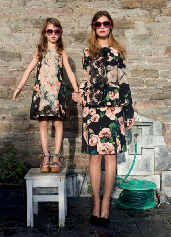 Ziegelsteinwand-Hocker-Blumenmotiven-Mode-Mütter-Mädchen