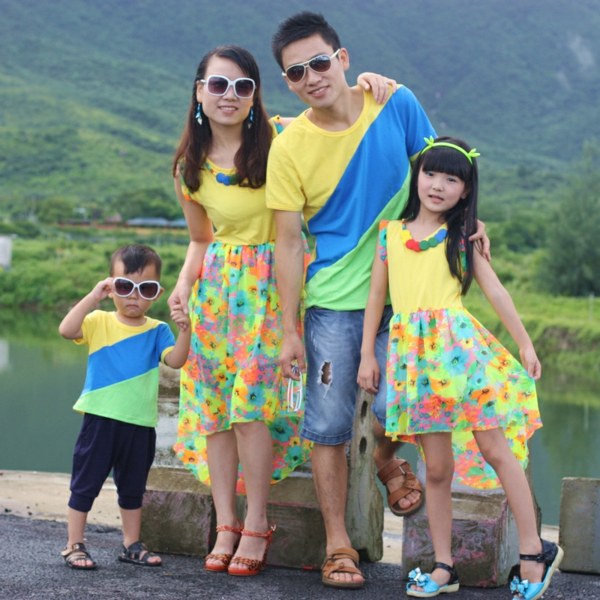 T-Shirt-in-Gelb-Blau-Grün-Kleid-mit-Blumenmustern