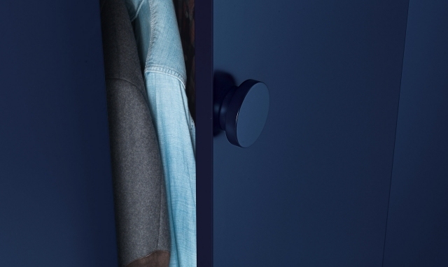 Kleiderschrank-Design-Italienisch-Glanz-Front-blau-rund-griff