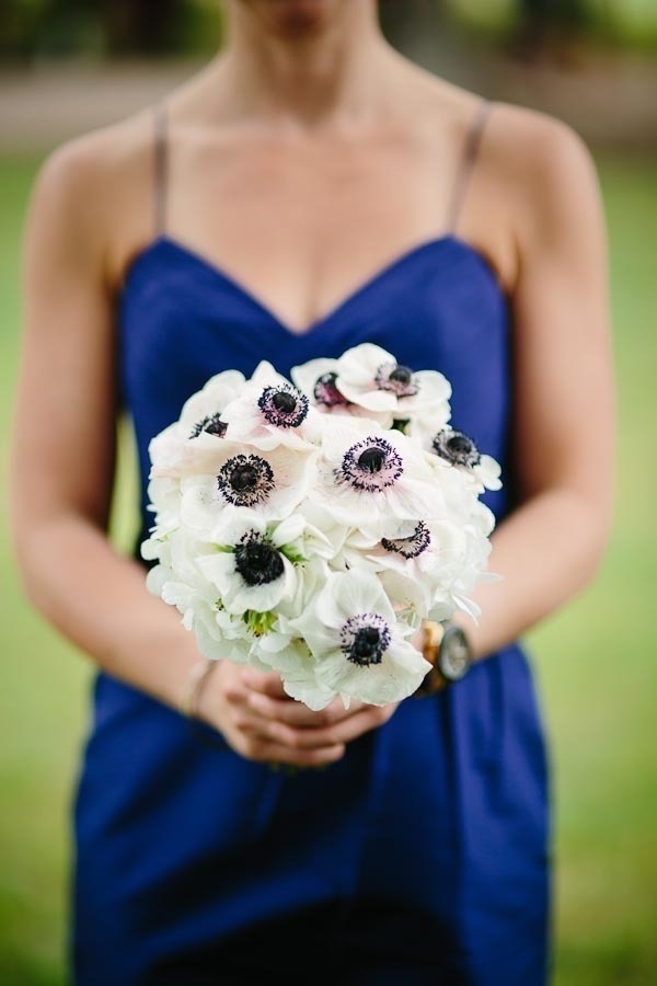 Kleiner-weißer-Strauß-eng-gebundene-Blumen-Braut-Jungfernkleid-blau