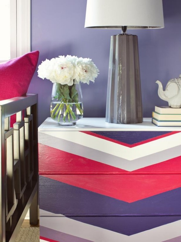 Kommode-Winkelmuster-entspannendes-Violett-gesättigt-Pink-gestaltungsideen-wohnzimmer