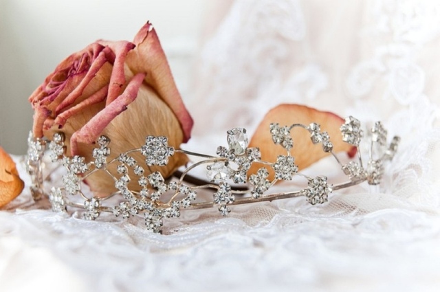 trockene-Rose-Brautfrisur-mit Diadem-Hochzeit